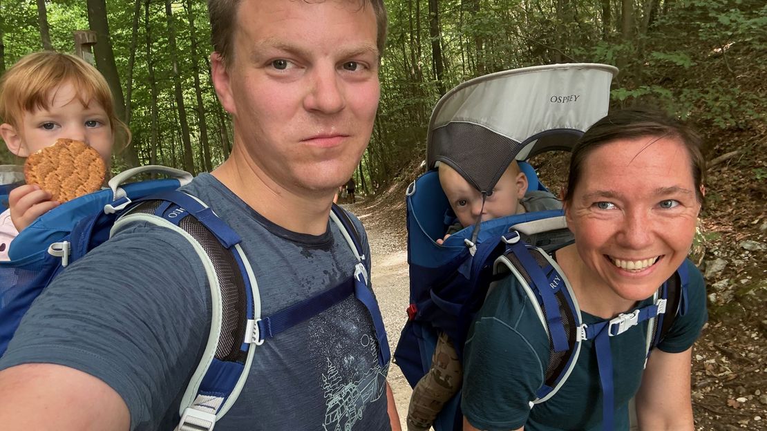 Kommet ud af kløften og op på en bakke med to børn i rygsække