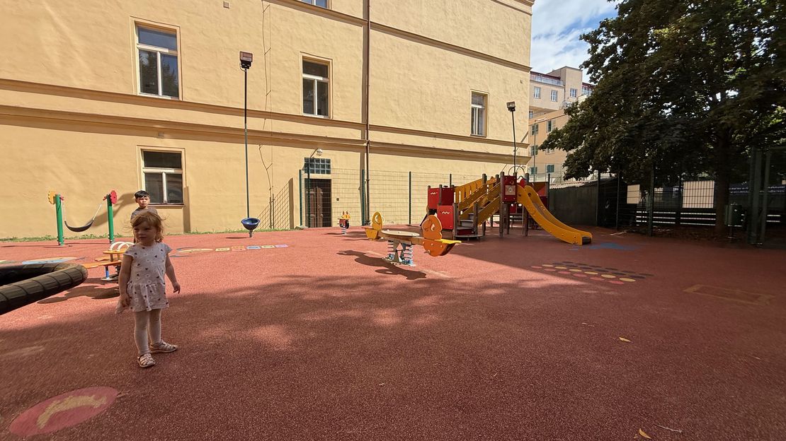 Det var 100 meter fra rigtige mange tourister var der denne helt stille legeplads